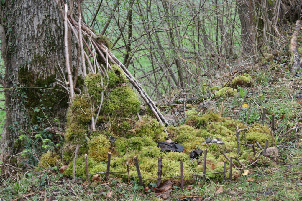 Wichtelhaus aus Naturmaterialien im Wald.