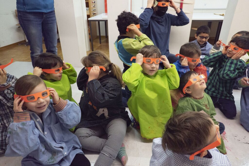Gruppe von Kindern mit gebastelter Brille.