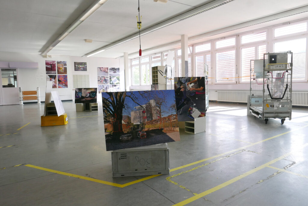 Raum mit verschiedenen Boxen die als Sockel für draufstehende Fotografien verwendet werden.