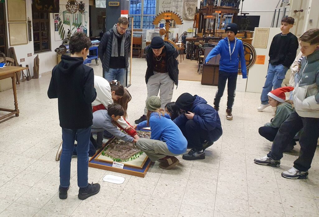 Schülerinnen und Schüler begutachten ein Ausstellungsstück im Museum Zofingen.