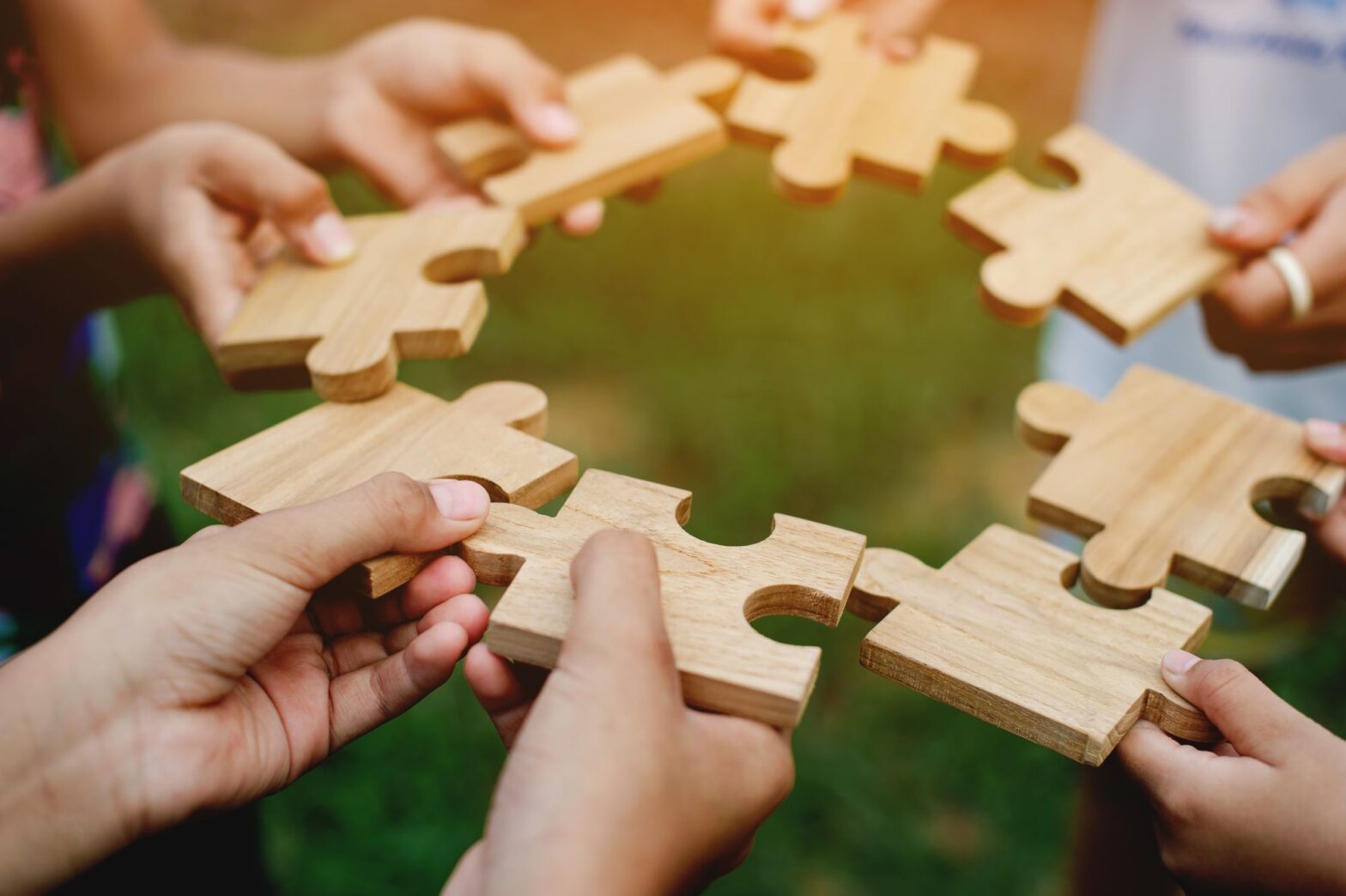 Puzzle-Teile werden in Form eines Kreises zusammengehalten.